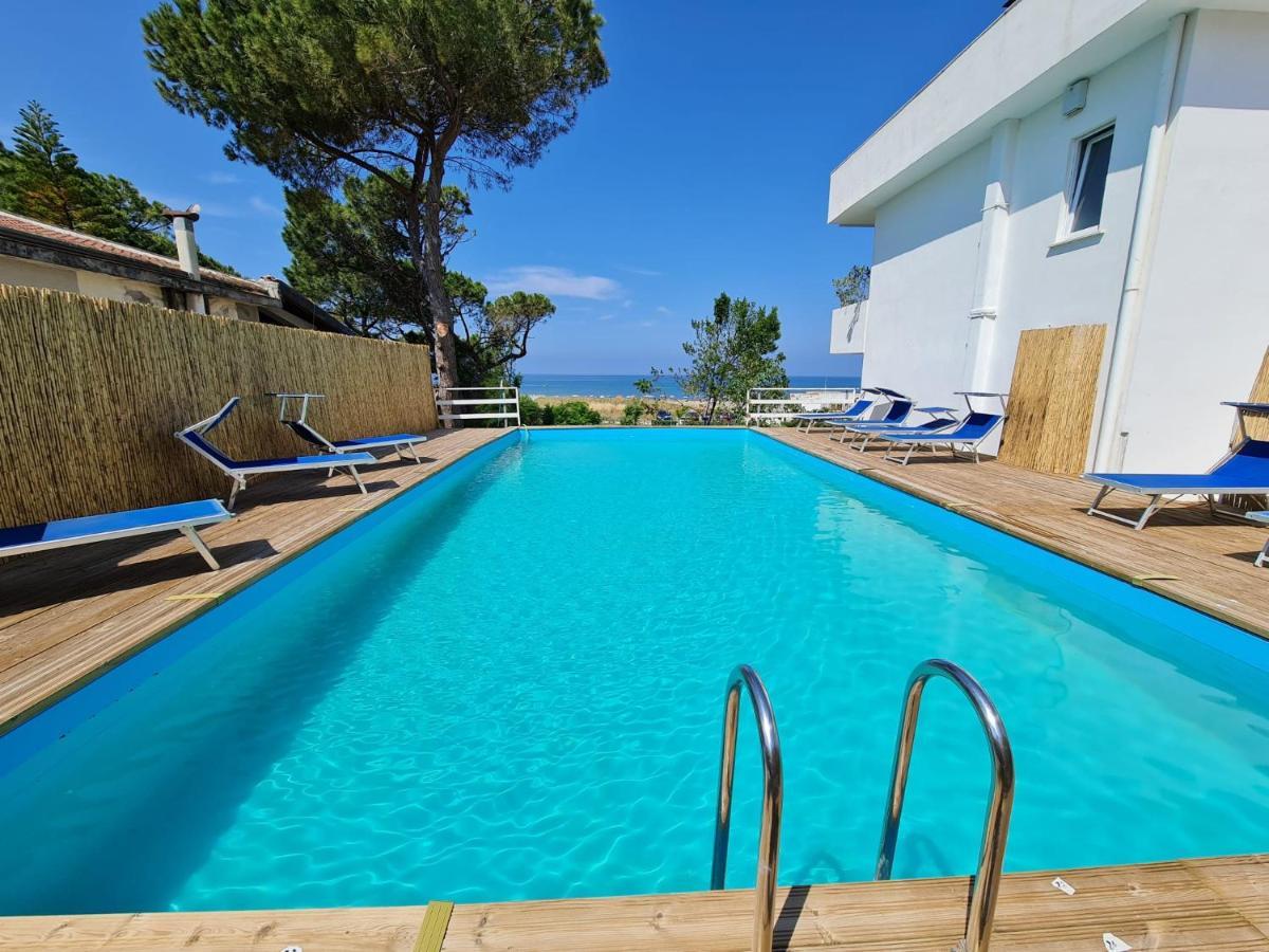Hotel Artemide Mare Paestum Exterior photo